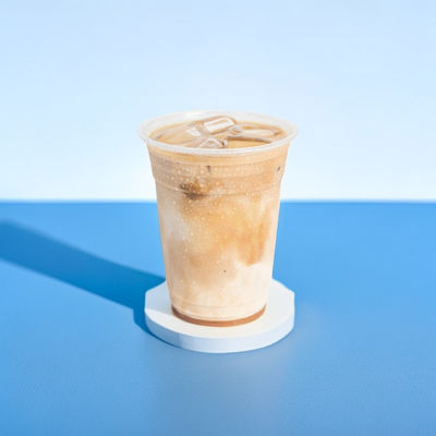 Biodegradables, umweltfreundliches, einmaliges Kunststoffbecher mit einer Wand